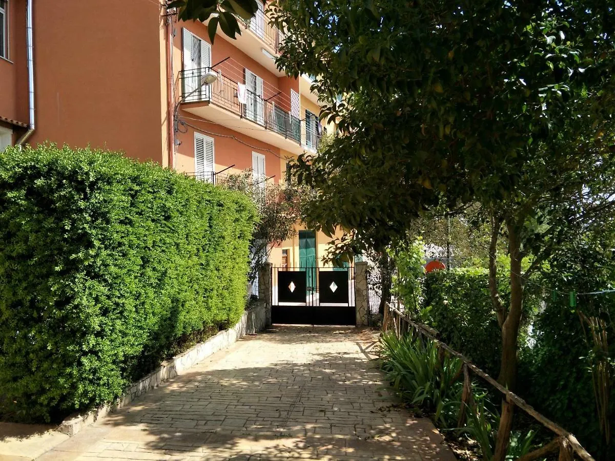 B&B Benjamas Bisacquino 0*,  Italia
